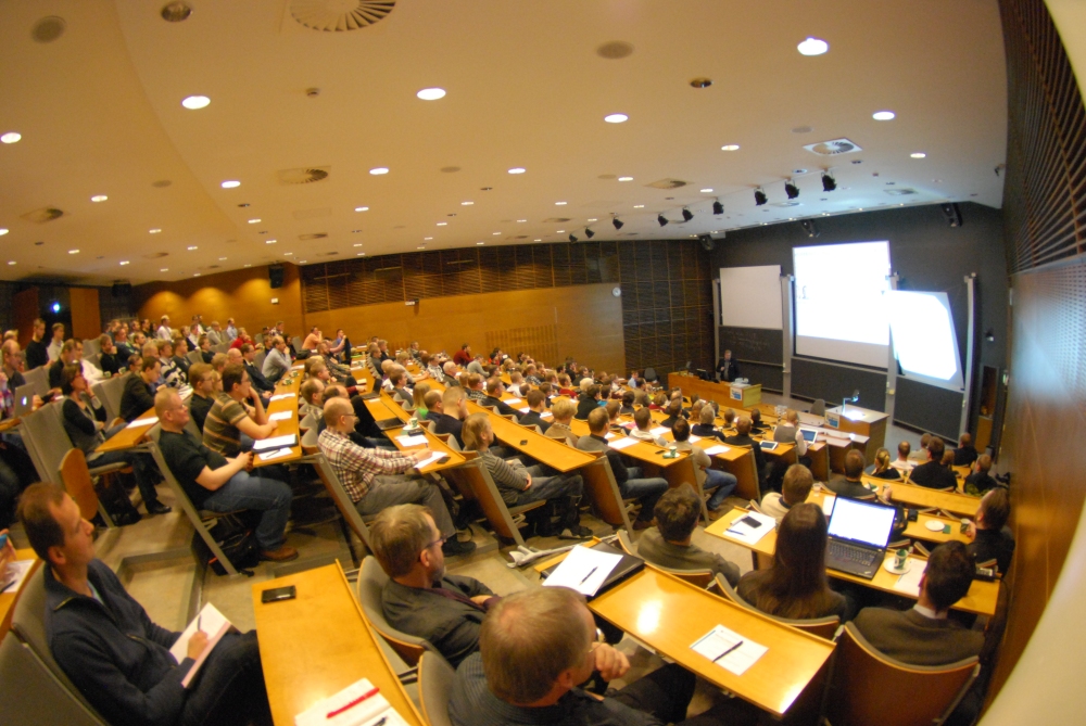 A full auditorium at Tampere University of Technology during Oliopäivät 2012. (Photo: Pitky ry Archives)